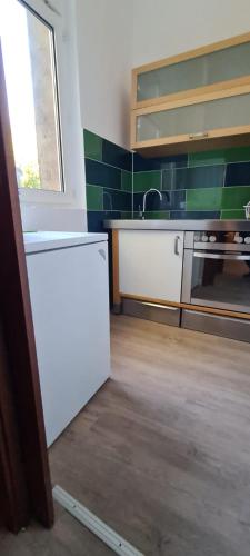 uma cozinha com um frigorífico branco e um lavatório em Büdchen am Rathaus-Parkplatz-Bett und Schlafcouch-EG-NETFLIX- em Oberhausen