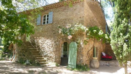 an old stone house with stairs leading up to it at La Bastide du Capelier - Chambres d'hôtes avec baignoire balnéothérapie - 3 étoiles in Salernes