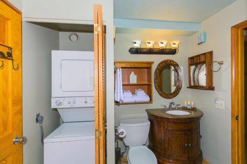 ein Bad mit einem WC und einem Waschbecken in der Unterkunft Two Bedroom Discovery Bay High Rise Condos with Lanai & Gorgeous Views in Honolulu