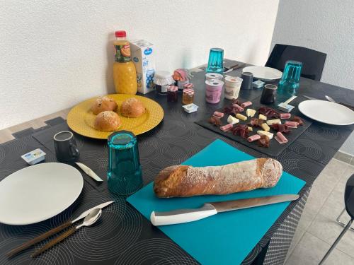 een tafel met borden en eten erop bij The 5 continents III - Premium appartment by Stay Swiss in Porrentruy