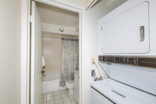 One Bedroom Condos with Lanai near Ala Wai Harbor - Perfect for 2 Guests_3