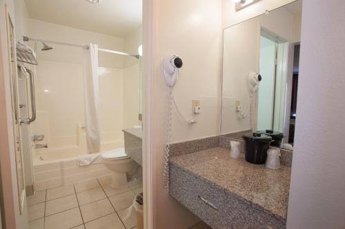 uma casa de banho com WC e um telefone na parede em Aviation Inn em Las Vegas