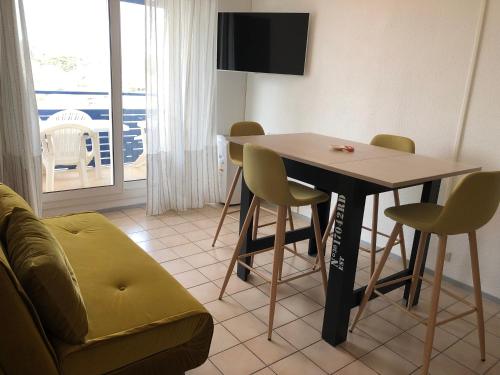 Afbeelding uit fotogalerij van Appartement Climatisé avec Piscine & Mer Bleu Marine in Lacanau-Océan