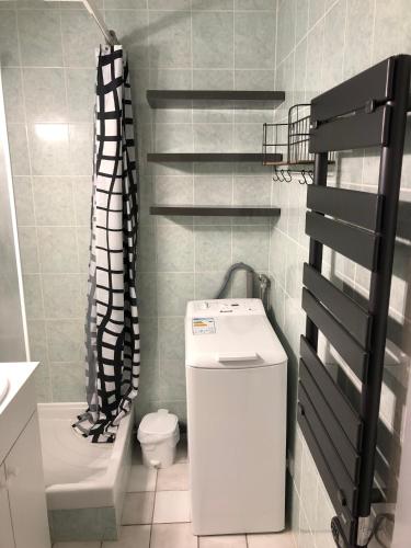 une petite salle de bain avec toilettes et lavabo dans l'établissement Appartement Climatisé avec Piscine & Mer Bleu Marine, à Lacanau-Océan