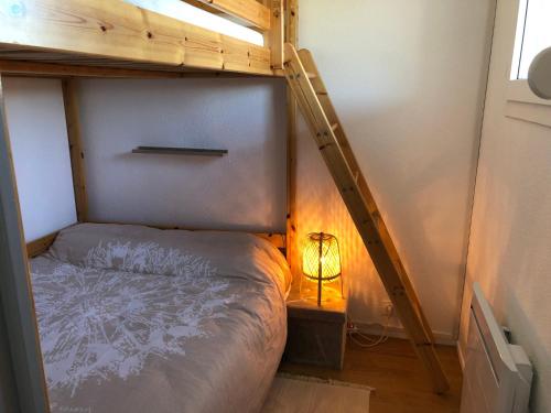 Un ou plusieurs lits dans un hébergement de l'établissement Appartement Climatisé avec Piscine & Mer Bleu Marine