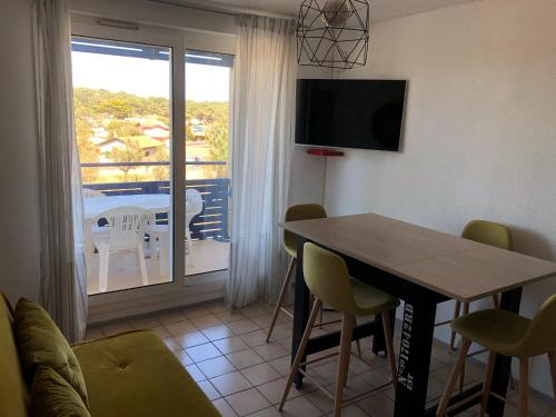 Et tv og/eller underholdning på Appartement Climatisé avec Piscine & Mer Bleu Marine