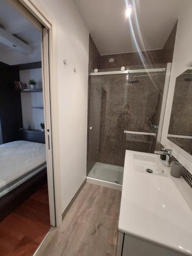 La salle de bains est pourvue d'une douche, d'un lavabo et d'une baignoire. dans l'établissement Perfect Place in Porta Venezia, à Milan