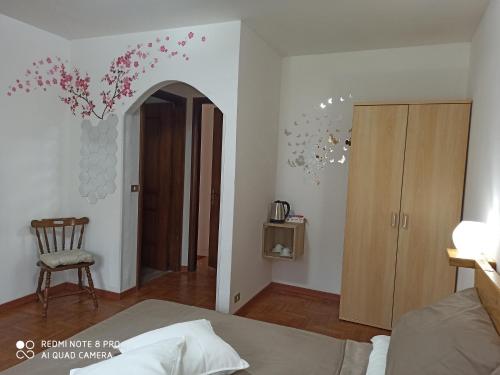 ein Schlafzimmer mit einem Bett und einem Stuhl in einem Zimmer in der Unterkunft Bed & Breakfast Le cicale e la formica in Casarza Ligure