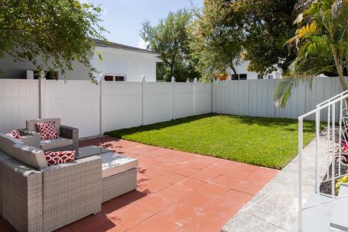 Beautiful Casita with King Bed and private patio Close to Calle 8, MIA Airport, Coral Gables photo 14