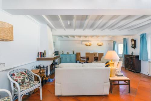 a living room with a white couch and a table at Quinta do Arneiro in Azeitao