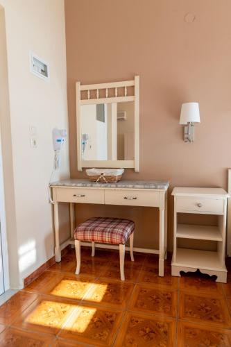 Gallery image of Lorraine's Cottage Style Studios, shared swimming pool and bbq only for guests at Simotata village in Kefallonia