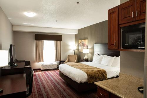 Llit o llits en una habitació de Best Western Providence-Seekonk Inn