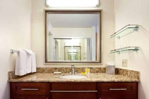 Kylpyhuone majoituspaikassa Sonesta ES Suites San Antonio Downtown Alamo Plaza