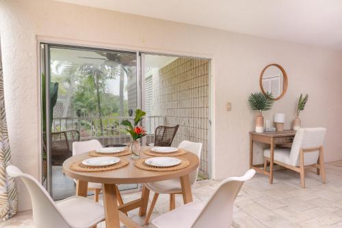 a dining room with a table and chairs at Alii Villas 201 in Kailua-Kona