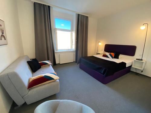 札格雷布的住宿－Apartments DOLAC 1 Zagreb，客厅配有沙发、一张床和椅子