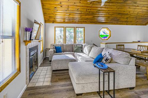 ein Wohnzimmer mit einem Sofa und einem Tisch in der Unterkunft Brewer Cabin in Bass Lake