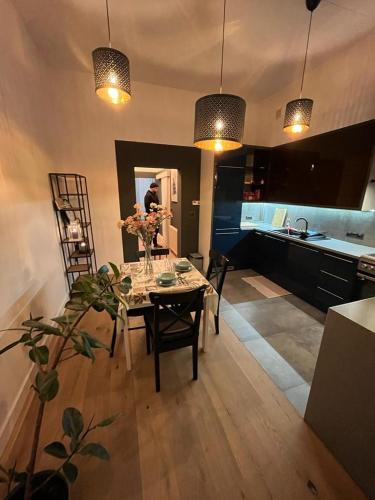 - une cuisine et une salle à manger avec une table fleurie dans l'établissement Przytulny Apartament w Centrum, à Częstochowa