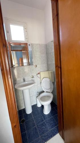 Фотография из галереи Artemis Hotel Apartments в Керамоти