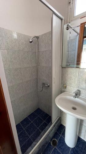 Фотография из галереи Artemis Hotel Apartments в Керамоти