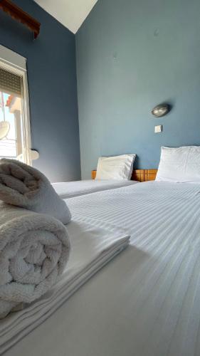 Фотография из галереи Artemis Hotel Apartments в Керамоти