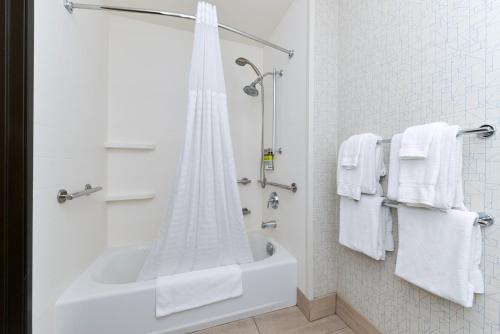 y baño blanco con bañera y toallas. en Holiday Inn Express Madera, an IHG Hotel, en Madera