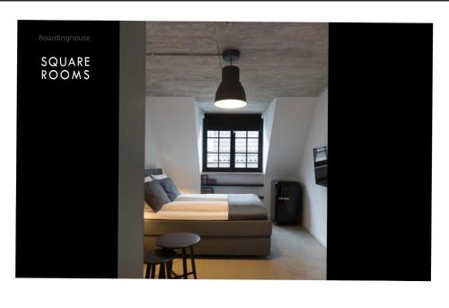 una camera con letto e divano di Square Rooms 8 a Dusseldorf