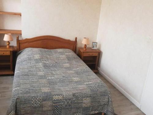 a bedroom with a bed and two night stands with lamps at Gîte Murvaux, 3 pièces, 4 personnes - FR-1-585-37 