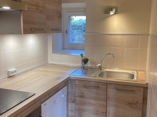 Kuchyň nebo kuchyňský kout v ubytování Ferme XVIe siècle rénovée avec jardin clos et WiFi - FR-1-582-119