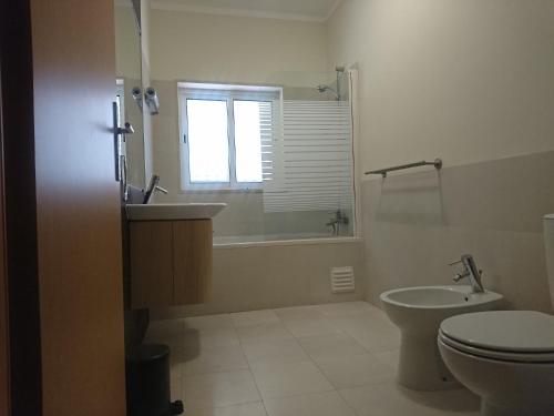 ein Badezimmer mit einem WC, einem Waschbecken und einer Badewanne in der Unterkunft Cabanas de Tavira Conceicao Luxury 4 Bedroom Villa with Private Pool in Cabanas de Tavira