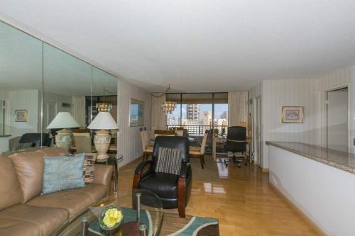 Spacious Condos with Private Balcony at Discovery Bay - Free Wifi, Near Beaches!_2