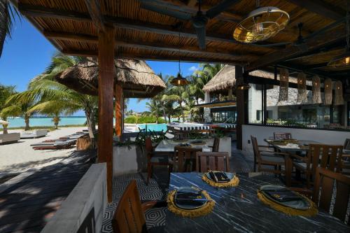 En restaurant eller et andet spisested på Casa del Jaguar Beach Hotel