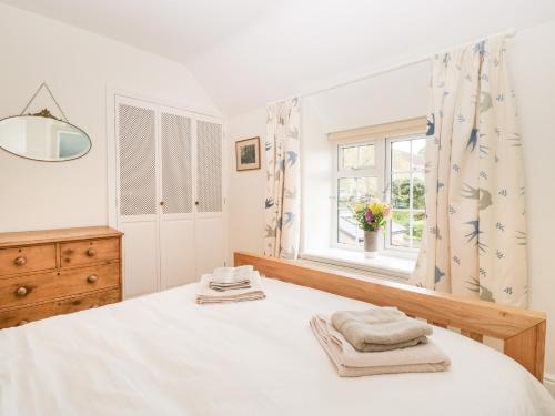 A bed or beds in a room at Bonnings Cottage