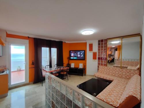 een hotelkamer met 2 bedden en een balkon bij Penthouse Near The Beach in Fuengirola