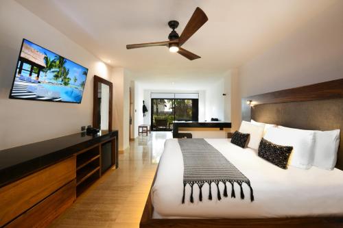 TV a/nebo společenská místnost v ubytování Casa del Jaguar Beach Hotel
