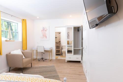 Beautiful Casita with King Bed and private patio Close to Calle 8, MIA Airport, Coral Gables photo 17