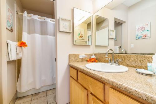 een badkamer met een wastafel en een douche bij Kahana Manor 418 condo in Kahana