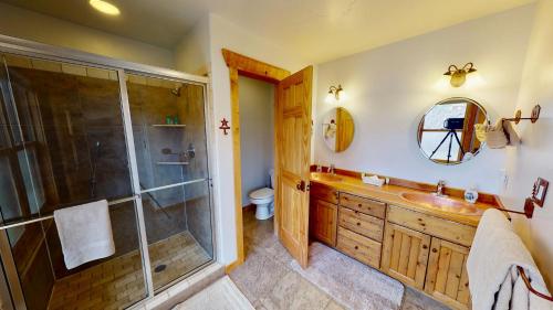 ein Badezimmer mit Dusche und Waschbecken in der Unterkunft Rim View Retreat #14 in Moab