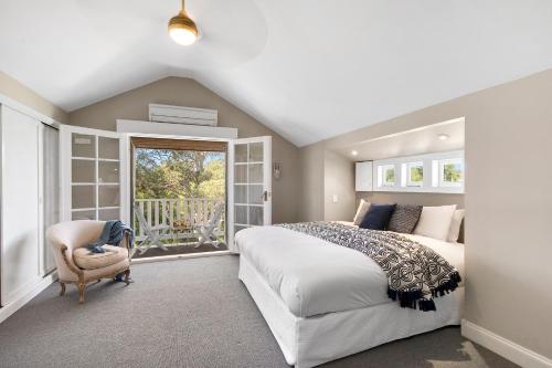 Un dormitorio con una cama grande y una ventana en 65 Main, en Hepburn Springs