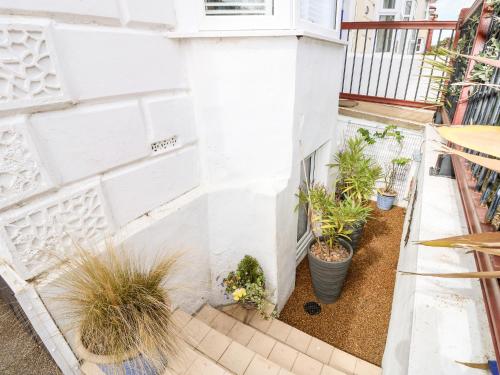 d'une terrasse avec des plantes en pot sur un balcon. dans l'établissement White Haven, à Sandown