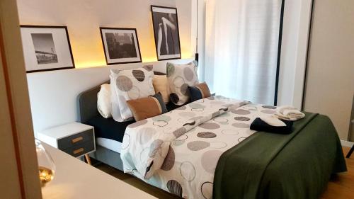 ein Schlafzimmer mit einem Bett mit einer grünen Decke in der Unterkunft Appart Dolce Vita à Praia in Praia