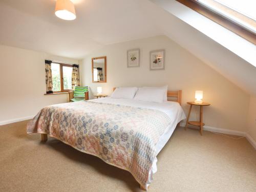 - une chambre mansardée avec un grand lit dans l'établissement Brynawelon, à Newport