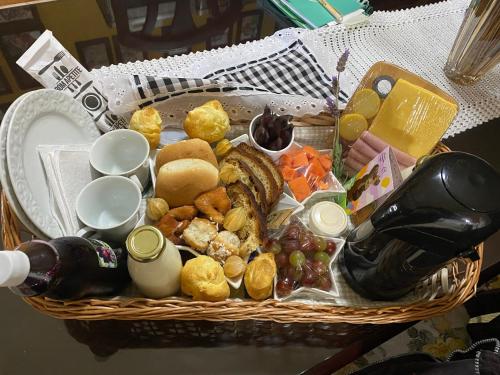 einen Korb mit Speisen und Getränken auf dem Tisch in der Unterkunft Chão de Estrelas Cabanas in Urubici