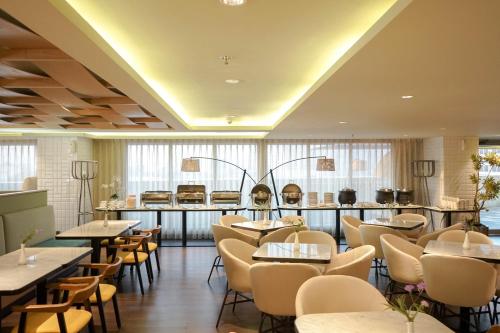 A restaurant or other place to eat at Louis Kienne Hotel Pemuda