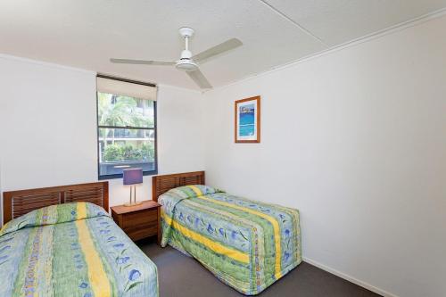 1 dormitorio con 2 camas y ventana en Baden 74 Rainbow Shores en Rainbow Beach