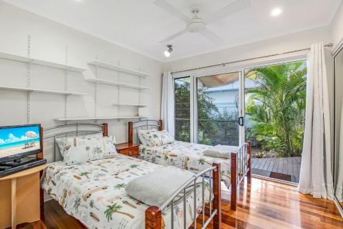 Cama o camas de una habitación en 2 Naiad Court Rainbow Shores. Walk to beach. Pets welcome. Wifi