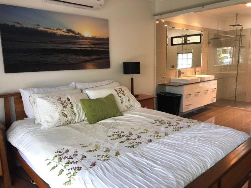 Katil atau katil-katil dalam bilik di 11 Manooka Drive Rainbow Beach
