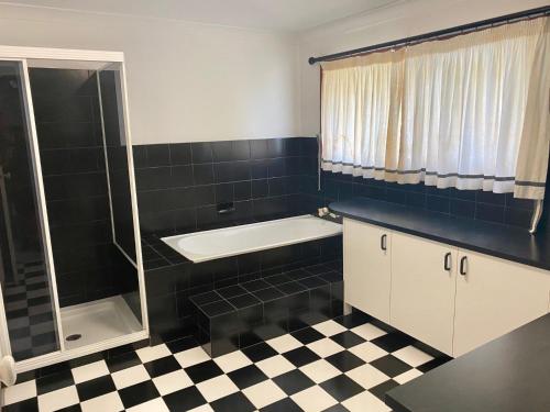 ein Badezimmer mit Waschbecken und Badewanne in der Unterkunft 42 Rumbalara Avenue Rainbow Beach in Rainbow Beach