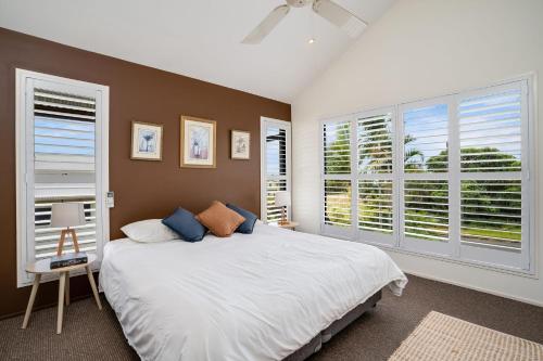 Giường trong phòng chung tại 90 Cooloola Drive - Rainbow Beach, Luxury Beach House, Ocean Views