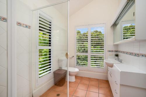 Phòng tắm tại 90 Cooloola Drive - Rainbow Beach, Luxury Beach House, Ocean Views
