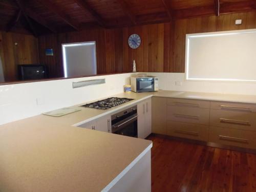 Dapur atau dapur kecil di 33 Cooloola Drive Rainbow Beach